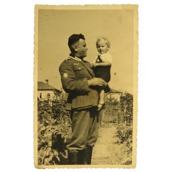 Tysk Wehrmacht Gebirgsjager poserar med ett barn på den ryska bakgården.. Espenlaub militaria